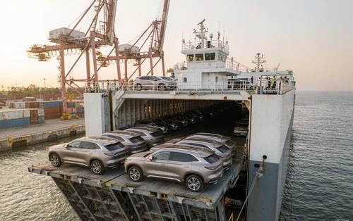 news-1-1 New Chinese SUVs being loaded onto a roll-on roll-off vessel for export to Jebel Ali, Dubai